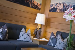 Geniesserhotel Messnerwirt Olang in Valdaora di Sopra, image may contain: Couch, Cushion, Living Room, Lamp