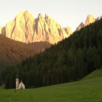 San Giovanni in Ranui con le Odle sullo sfondo.