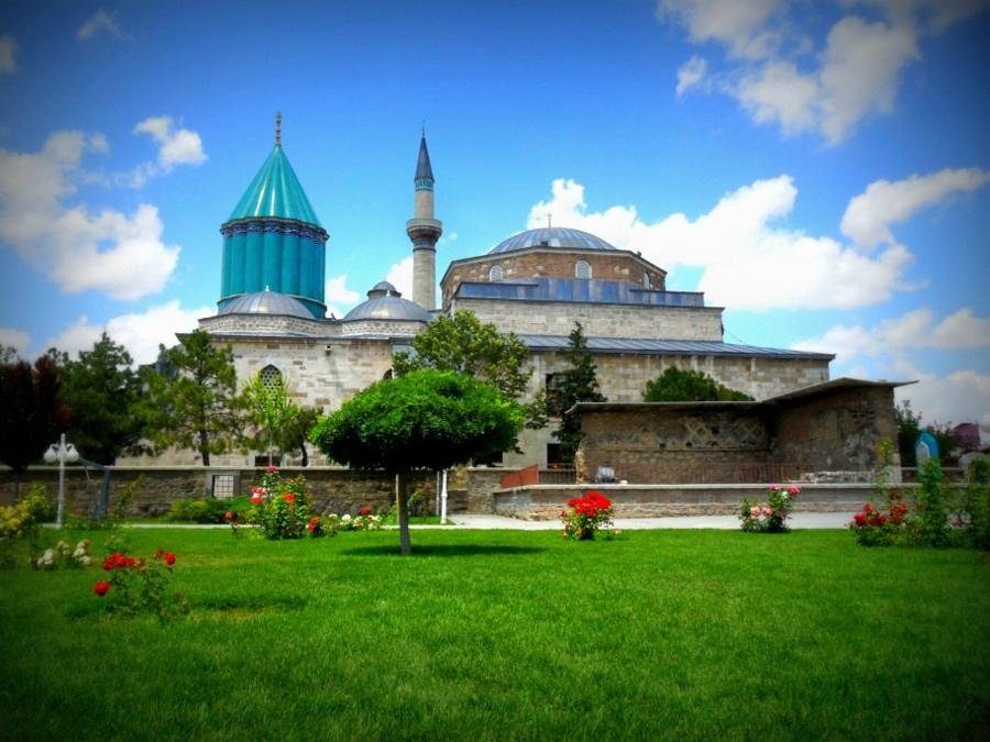 Konya Mevlana türbesinde kimler yatıyor?