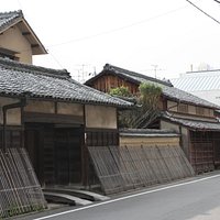 昔、籠の方向転換でもしたのか武家屋敷の前だけ道幅が少し広い