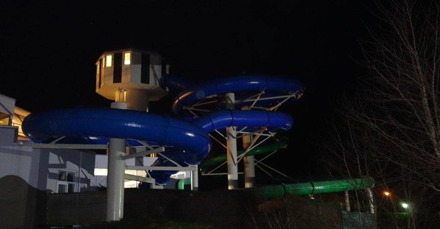 vu des tobboggan en exterieur le vert et le bleu