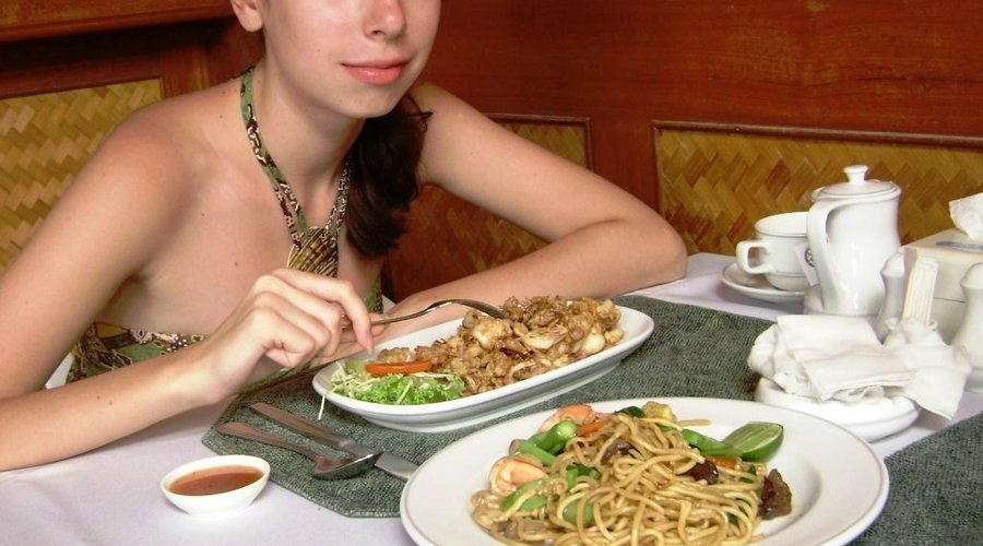 Кальмары жаренные с чесноком и жаренная лапша
