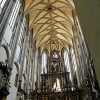 The breathtaking nave, 35m high!