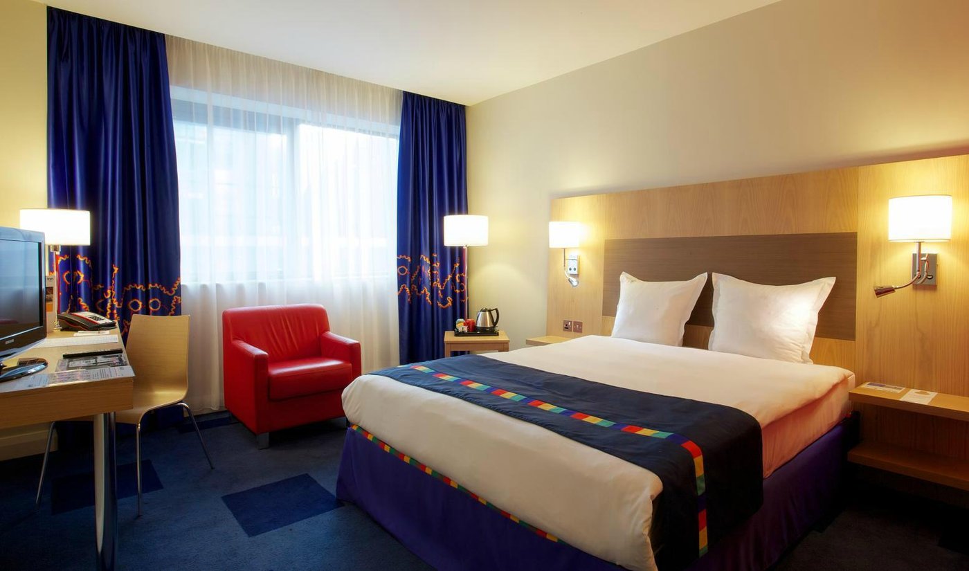 Park inn by radisson. Голая в отеле Park Inn. Приглашение в отель Park Inn bu Radisson на день влюбленных. Предложение о продаже Park Inn.