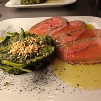 Roast-beef con intingolo di scalogno e Sangiovese con tortino di verdure di stagione.