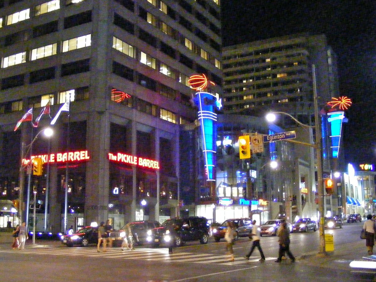 bmo yonge and eglinton hours