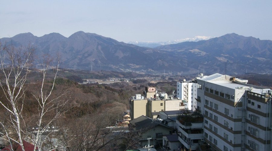 部屋から見下ろす街と赤城山