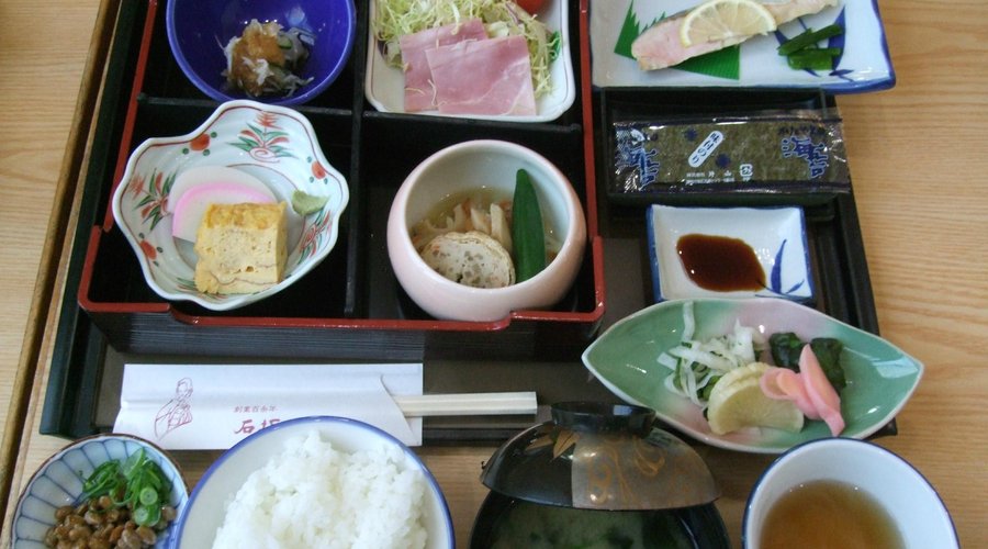 朝食は典型的な朝定食