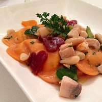 Ravioli a forma di cuore ripieni di formaggio e pomodori secchi con spada, gamberetti e fagioli