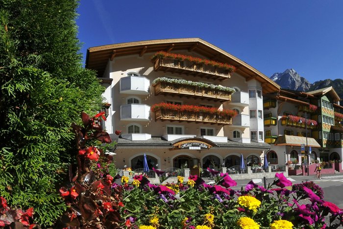 hotel alba di canazei con piscina