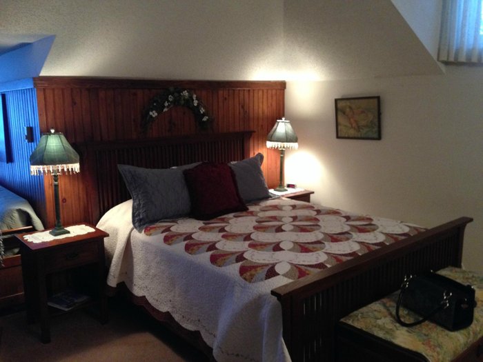 Book a Room — Chamberlin's Ole Forest Inn