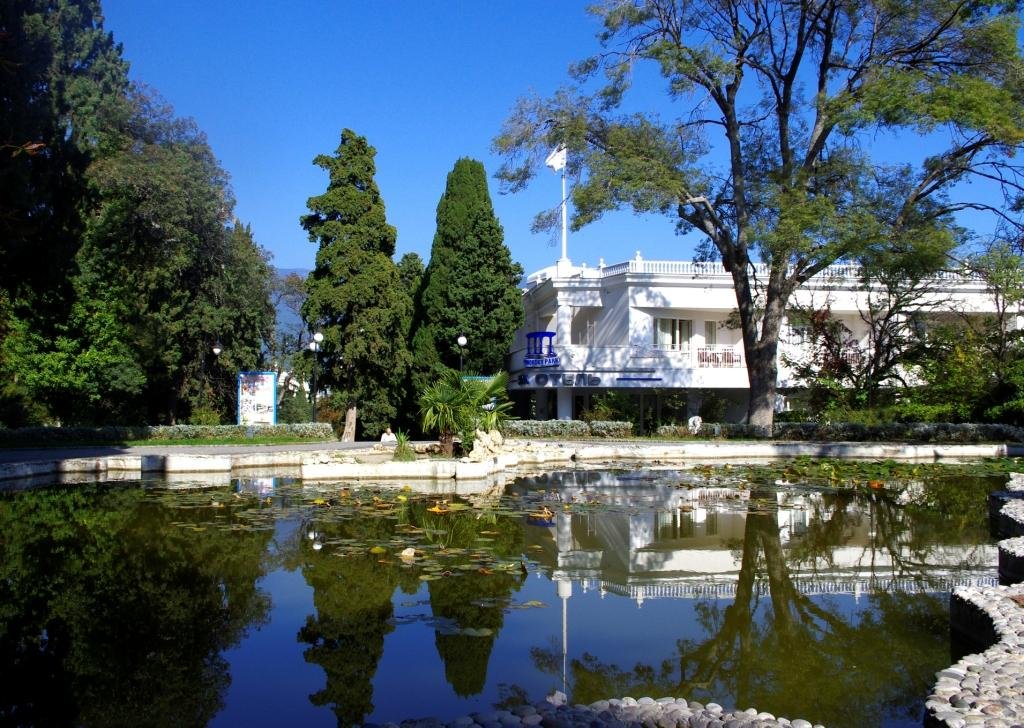 Приморский парк ялта. Spa-Hotel Primorskiy Park Ялта. Парк отель Приморский парк. Отель Приморский парк Ялта. Приморский парк им Гагарина 4.