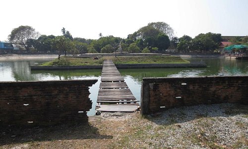 Wang Saen Suk Hell Garden (bridge to island)