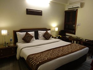 Hotel Hari Piorko in New Delhi, image may contain: Bed, Furniture, Bedroom, Lamp