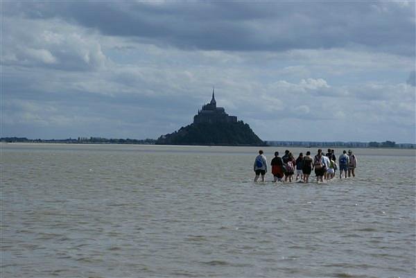 Guia mostra como funciona a areia movediça, que está por todo caminho –  Foto de Découverte de la Baie du Mont Saint Michel, Genets - Tripadvisor