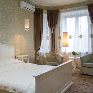 king size bed with a set of very nice bed-clothes
