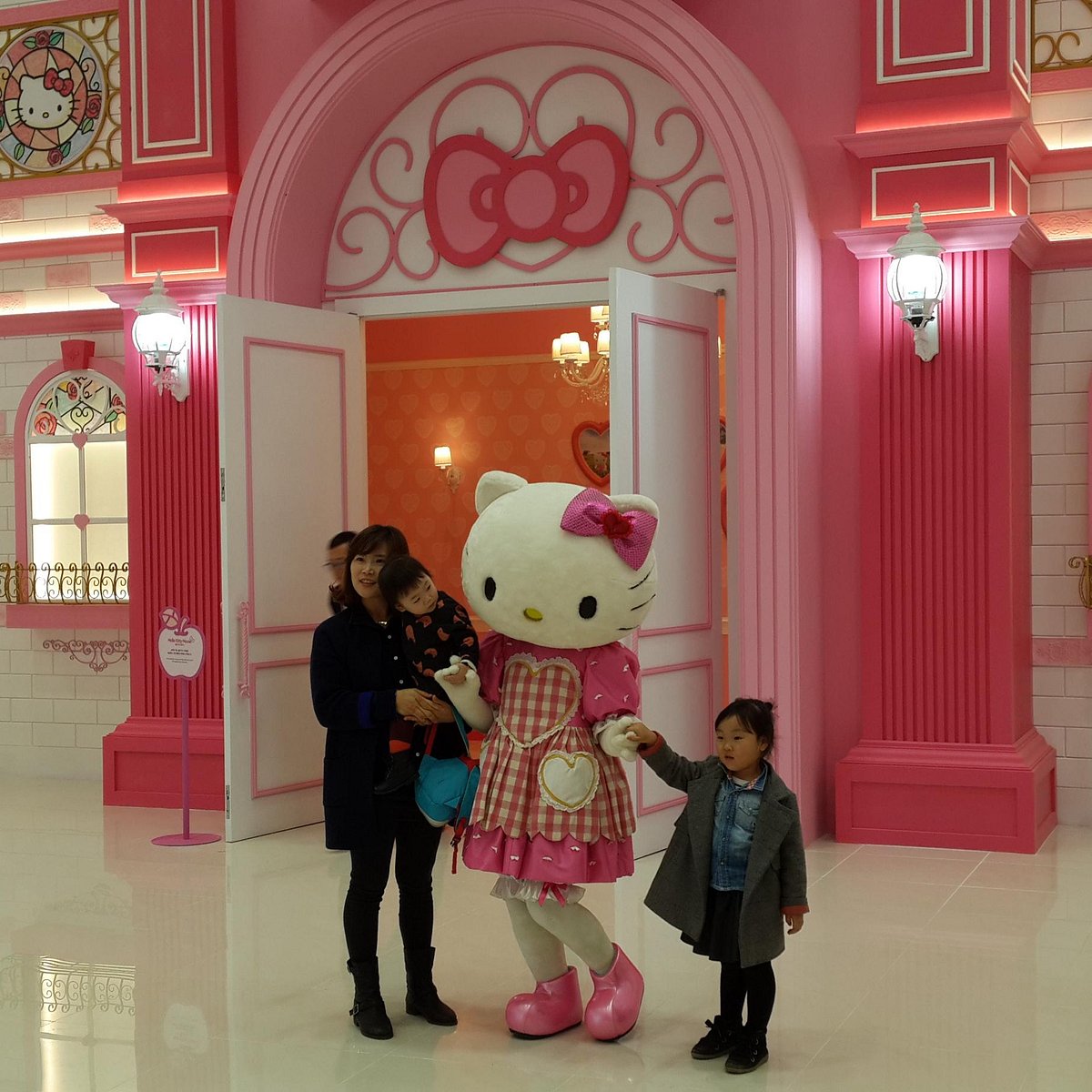 Hello kitty island. Кафе Хелло Китти в Москве остров мечты. Шоу Хеллоу Китти остров мечты. Остров мечты Москва Хэллоу Китти. Остров мечты в Москве Хелло Китти.