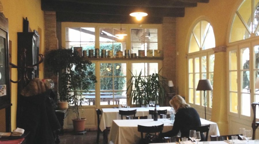 La bella sala con le ampie finestre