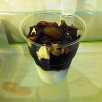 yogurt, banane, cioccolata, noci e castagne