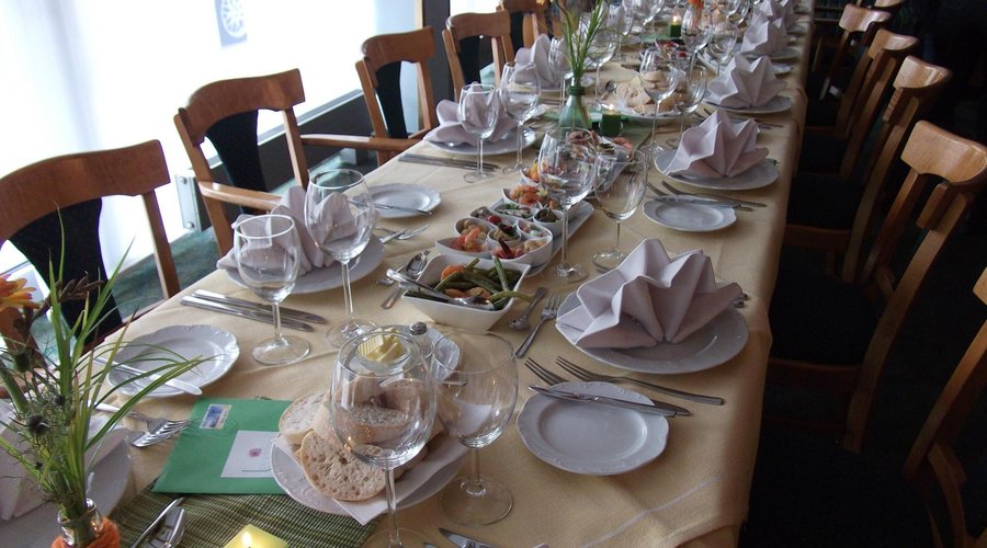 eine festliche Tafel im Restaurant