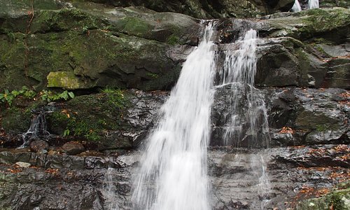The small charming waterfalls in Inunaki Yama