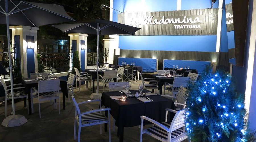 El patio, de noche