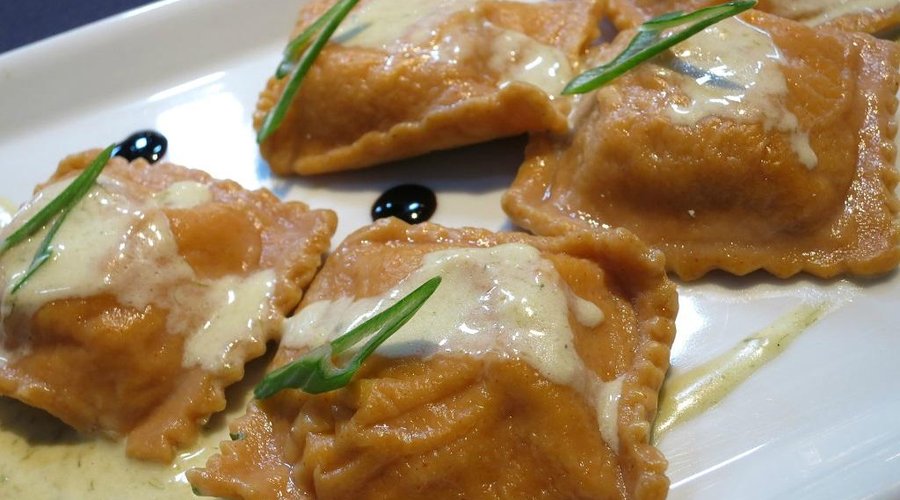 Ravioles de salmón con salsa de puerros