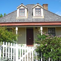 Colonial Cottage in summer