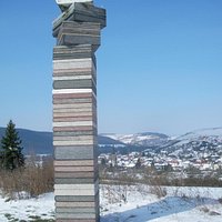Steinskulpturenpark - Bücherobelisk