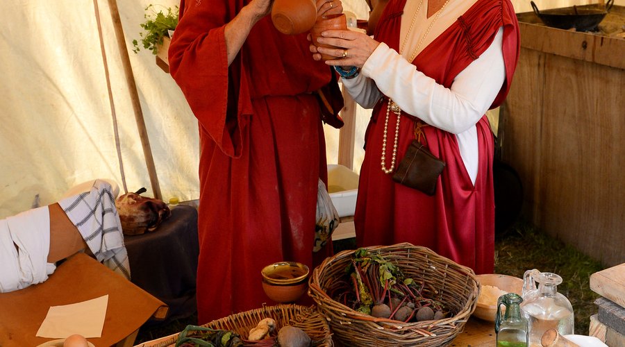 Roman ladies and Roman food