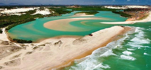Por incrivel que pareça, isso é uma praia, que perde as ondas, e forma uma lagoa, nas dunas.