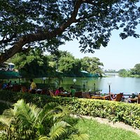 インヤー湖沿いの整った庭園