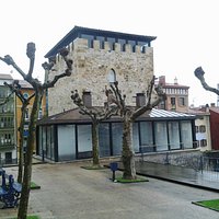 Vista de la Torre, y abajo el espacio que ocupa el restaurante, con amplios ventanales.