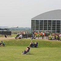 Large open spaces to have lunch and watch the planes