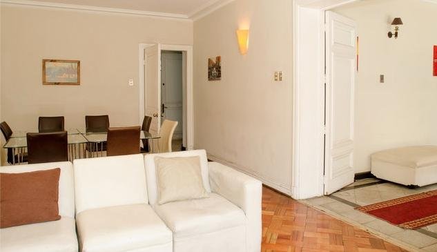 Espacioso living comedor