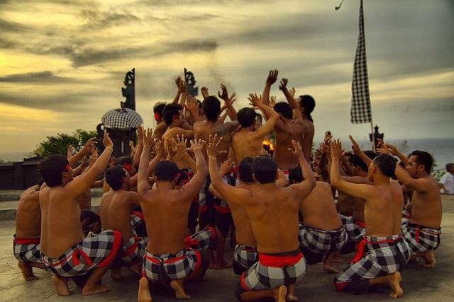 tari kecak