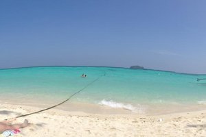 สระว่ายน้ำและชายหาด