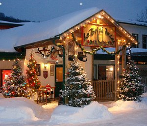 Hotel-Motel Le Boise Du Lac in Mont Tremblant, image may contain: Christmas Decorations, Festival, Christmas, Christmas Tree