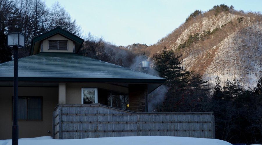 小浴場の湯気が、雪景色にあう～