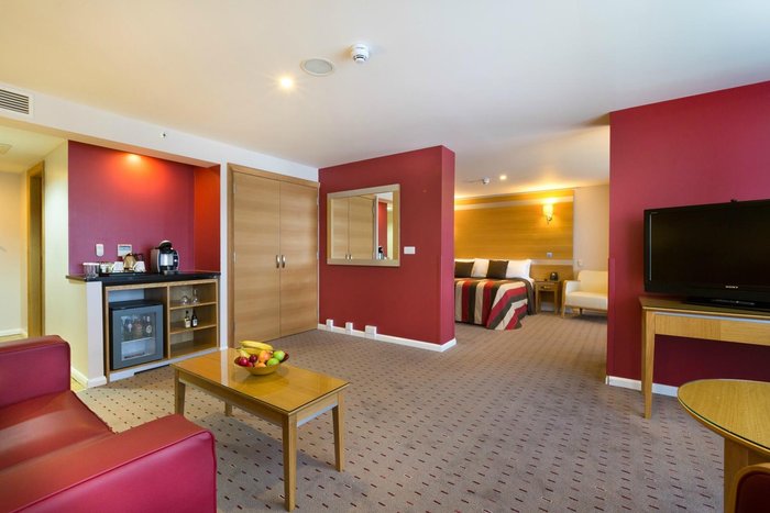 DoubleTree by Hilton Milton Keynes Bar or Lounge: Pictures & Reviews ...