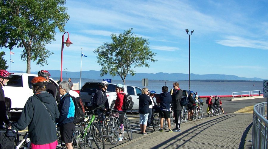 Les automobilistes, cyclistes et piétons en attente pour l'embarquement sur le traversier