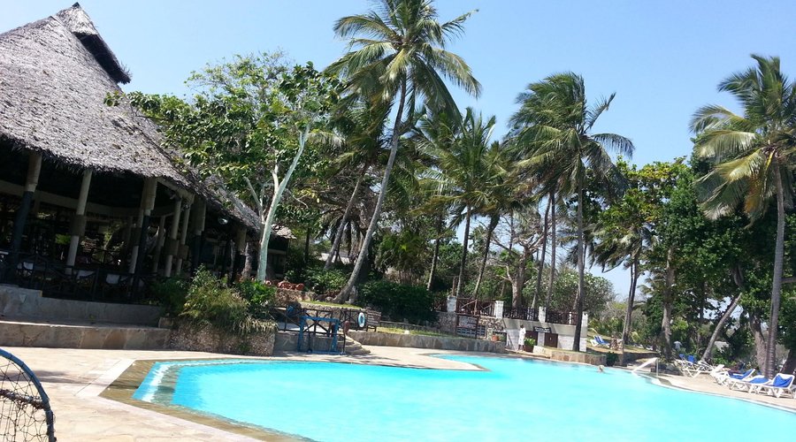 Pool & Tapa Tapa bar