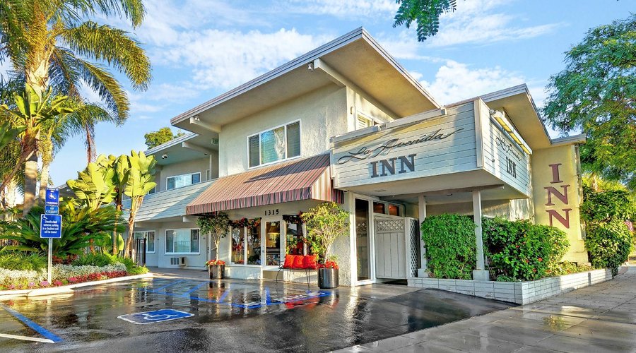 La Avenida Inn