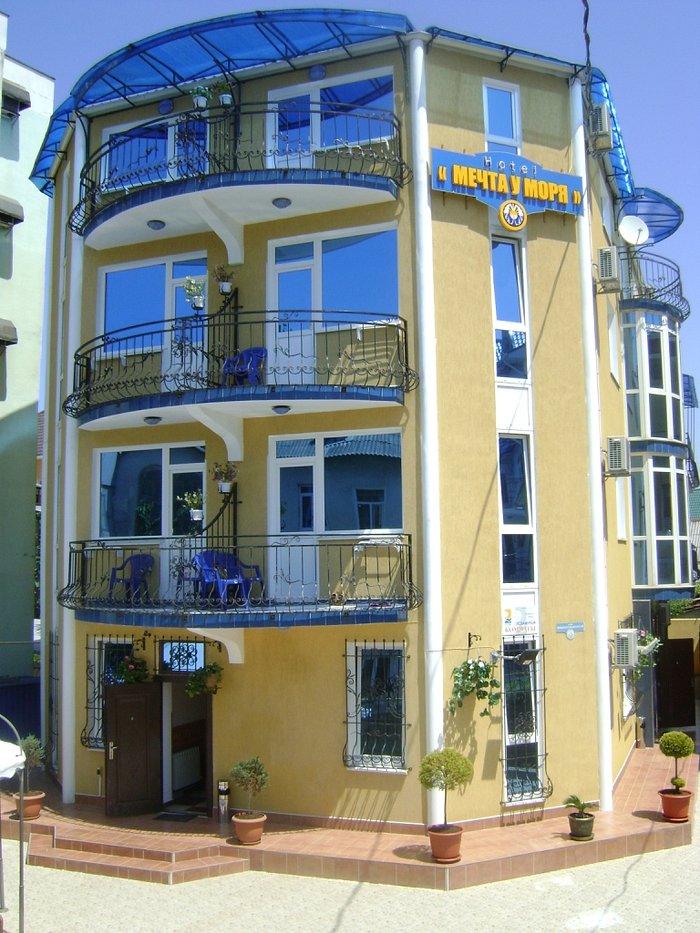 Ellison Mechta Hotel