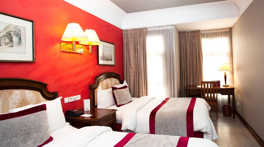 TWIN ROOM