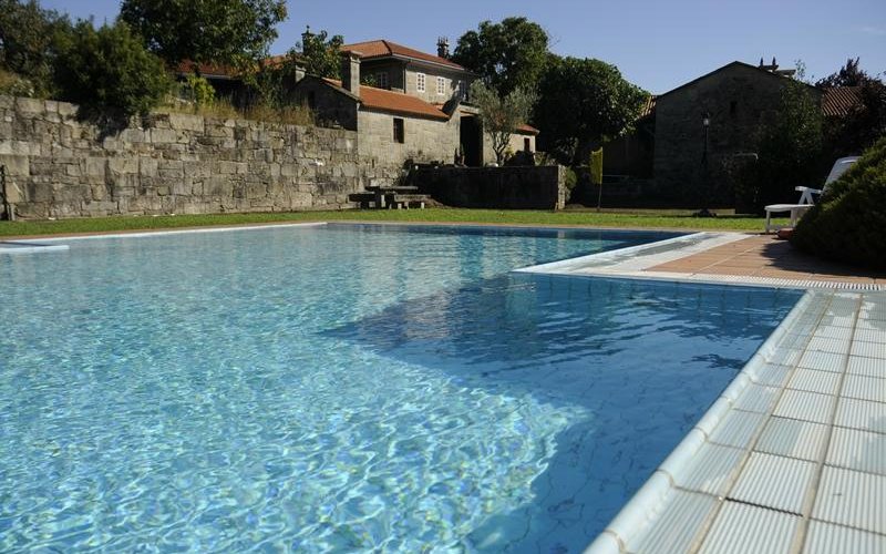 piscina con la casa al fondo
