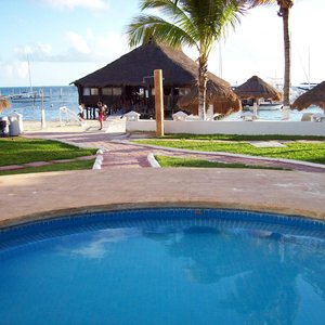comedor visto desde la piscina