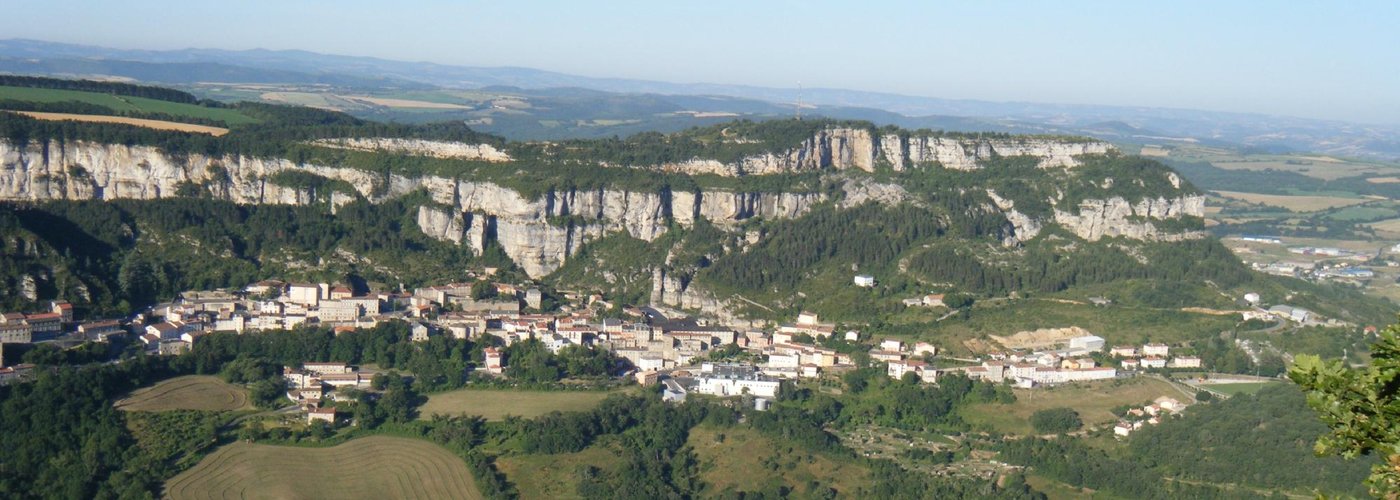 Vue sur le rocher du combalou et le village de Roquefort