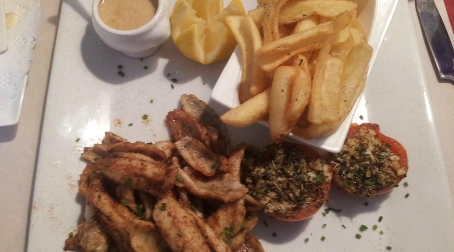 Filets de perche avec frites et sauce