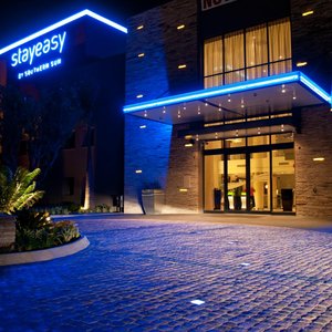 StayEasy Pietermaritzburg in Pietermaritzburg, image may contain: Lamp, Foyer, Indoors, Couch